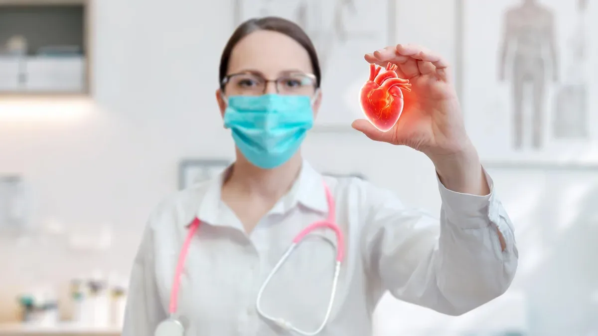 Médico sostiene modelo holográfico del corazón en consulta de cardiología y diagnóstico cardiovascular